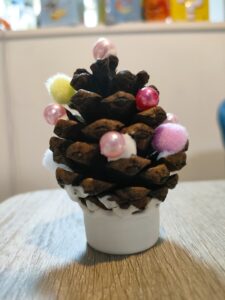 松ぼっくりをかざりつける